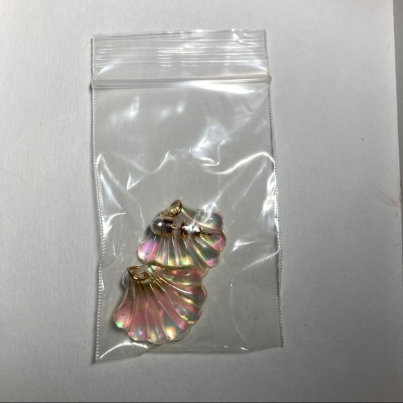 LAST PAIR!! Mermaid Resin Seashell Pearl Earrings - Picture 10 of 11
